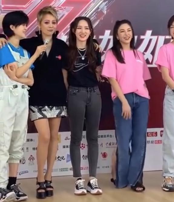 今日吃瓜榜单 万茜自爆一年潜七次,一年潜七次，揭秘娱乐圈神秘生活